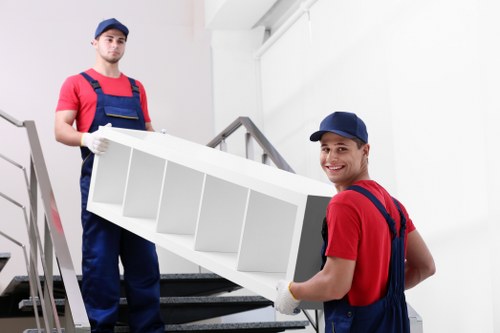 Moving team preparing a transparent price estimate for a home relocation